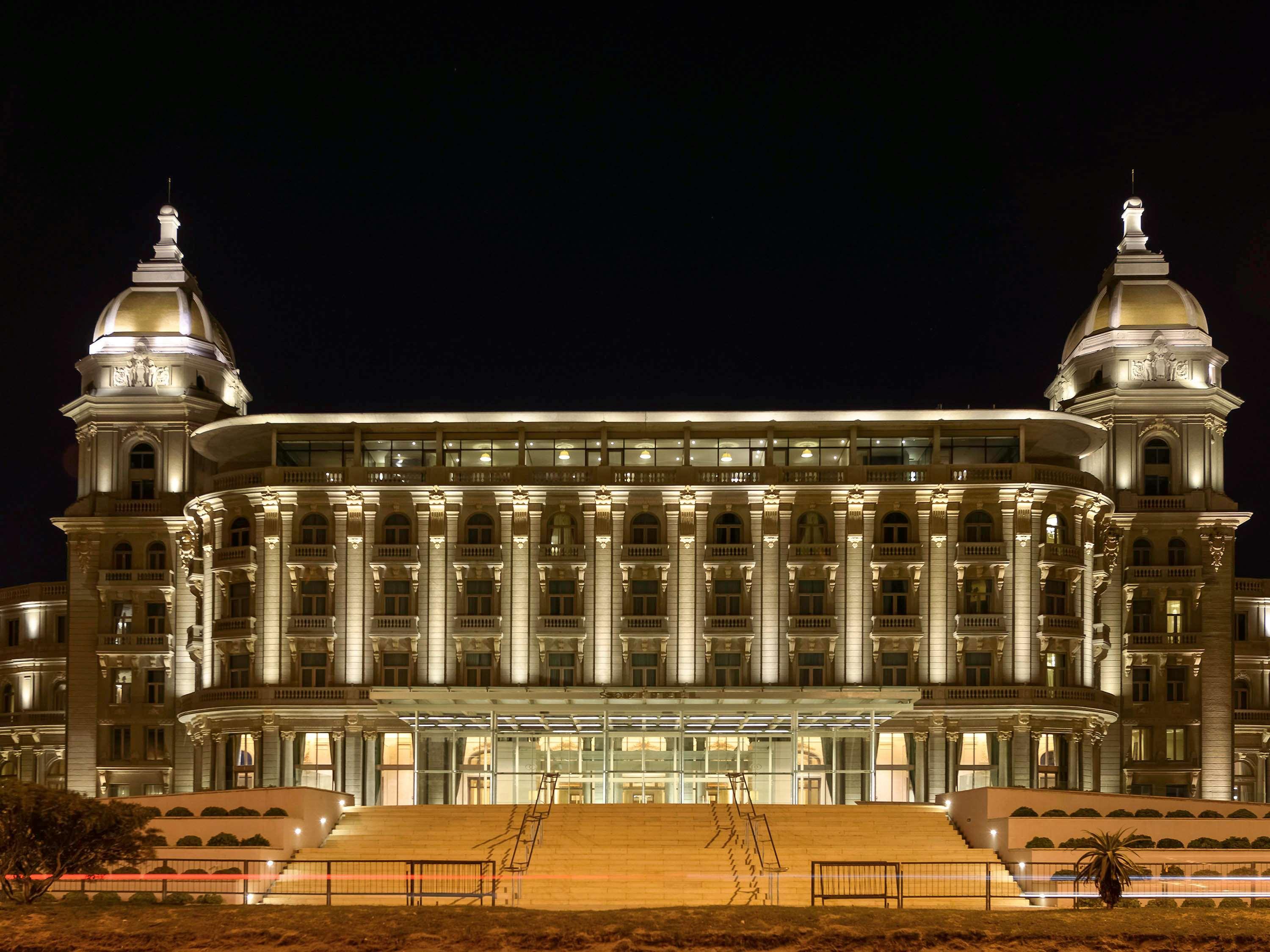 Sofitel Montevideo Casino Carrasco & Spa Exterior foto The Grand Hotel at night