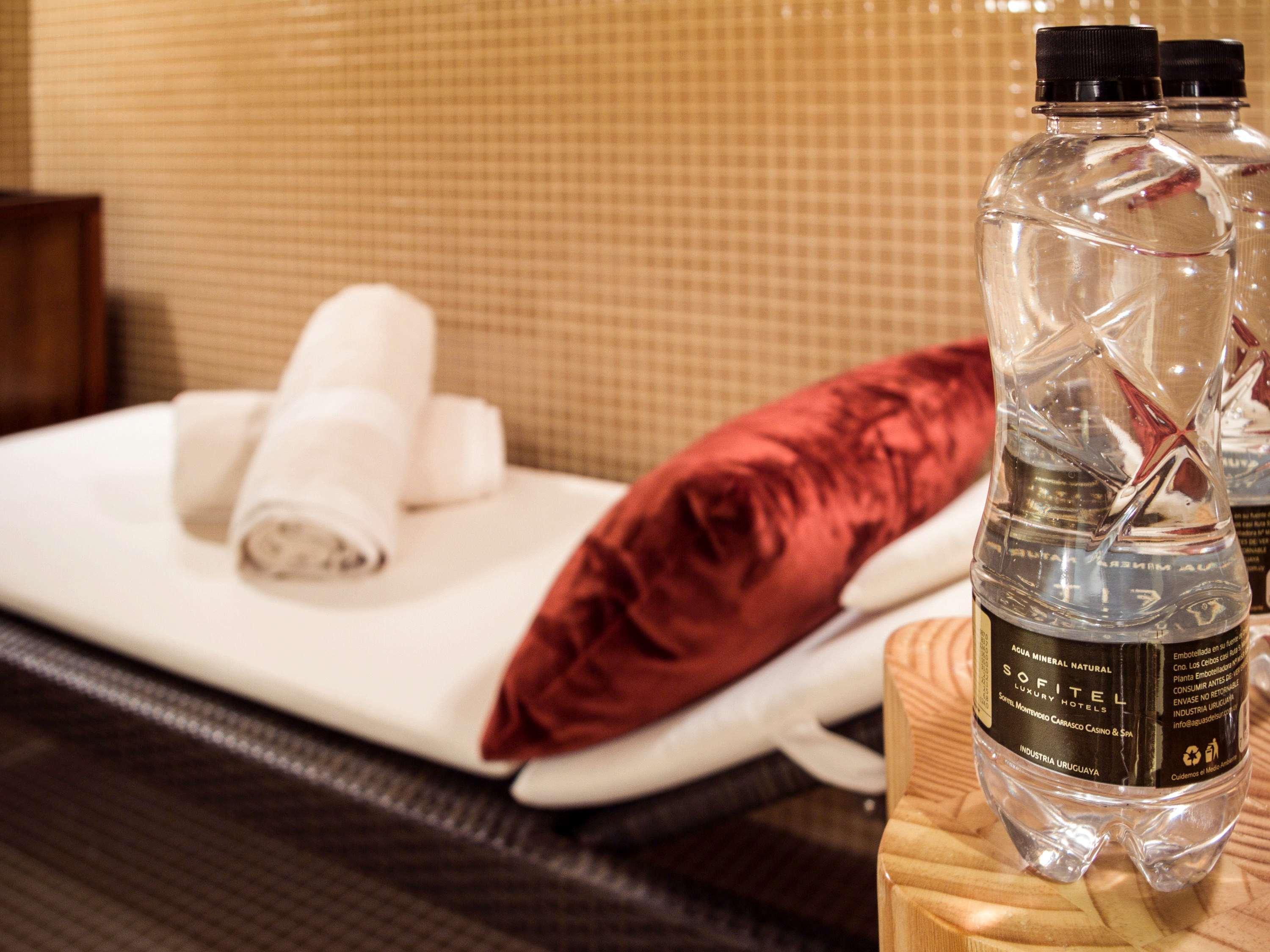 Sofitel Montevideo Casino Carrasco & Spa Exterior foto Bottled water in a hotel room