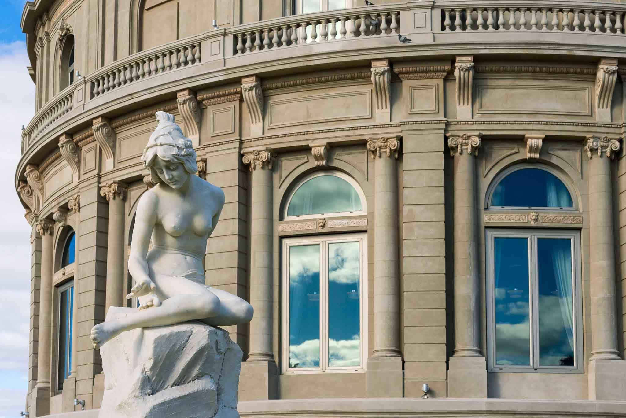 Sofitel Montevideo Casino Carrasco & Spa Exterior foto The sculpture in 2011