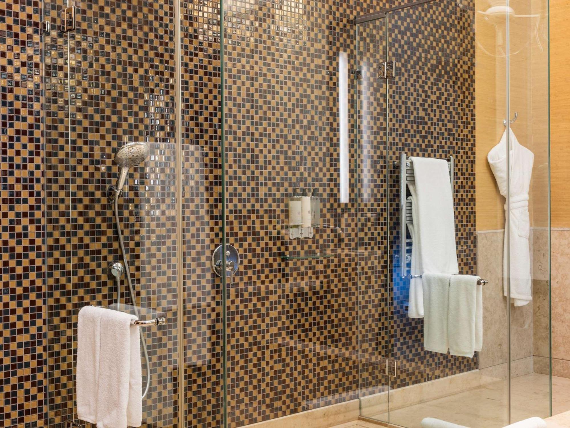 Sofitel Montevideo Casino Carrasco & Spa Exterior foto A shower with a sliding door