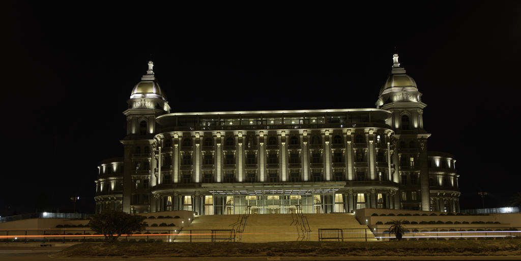 Sofitel Montevideo Casino Carrasco & Spa Exterior foto The Grand Hotel at night